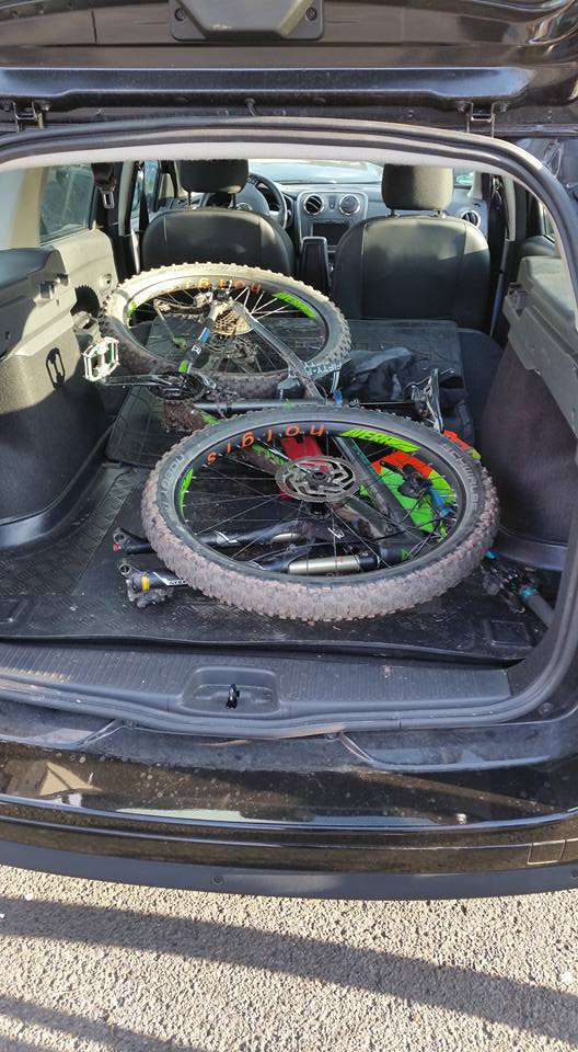 dacia sandero und 28 fahrrad im kofferraum