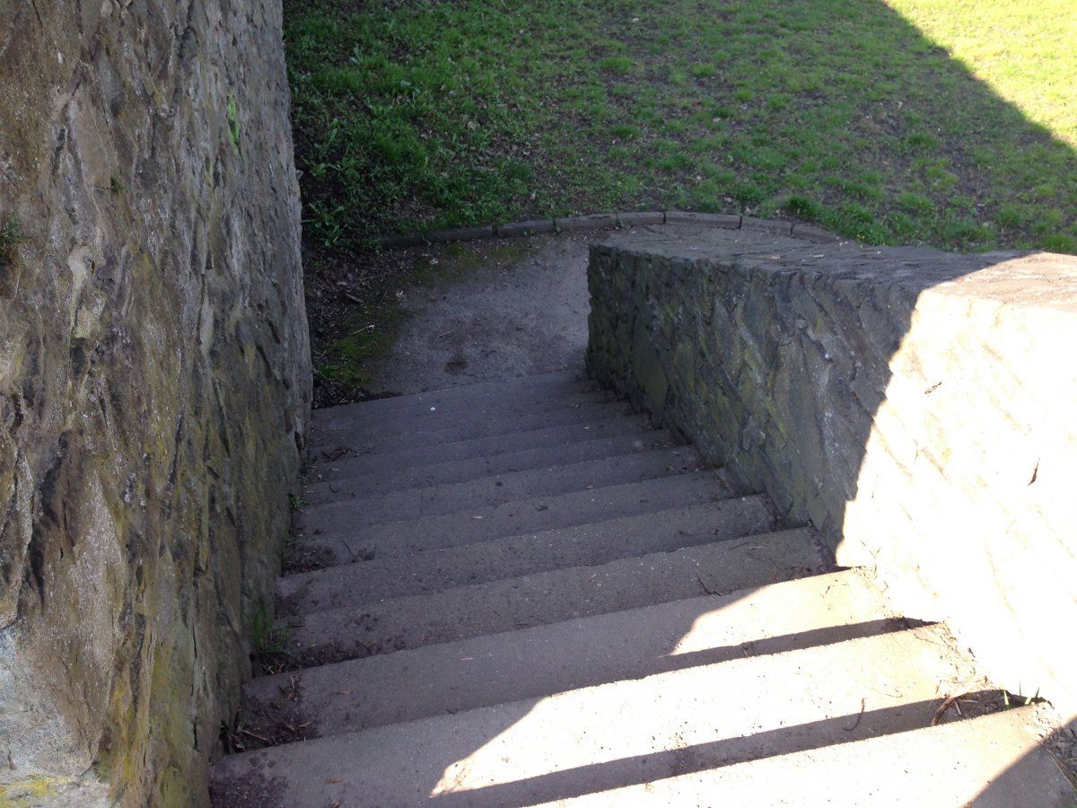 Burg Volmerstein Treppe.JPG