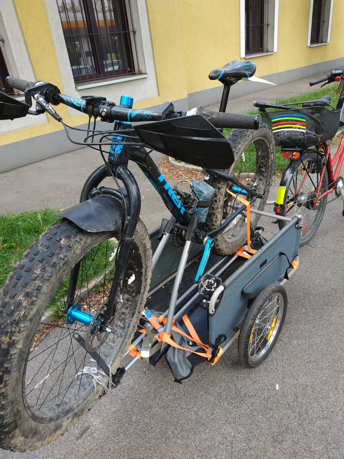 Croozer Cargo&Thule FreeRide 532+Trek Farley 6&Vsf Fahrradmanufactur T-400 (4).jpg