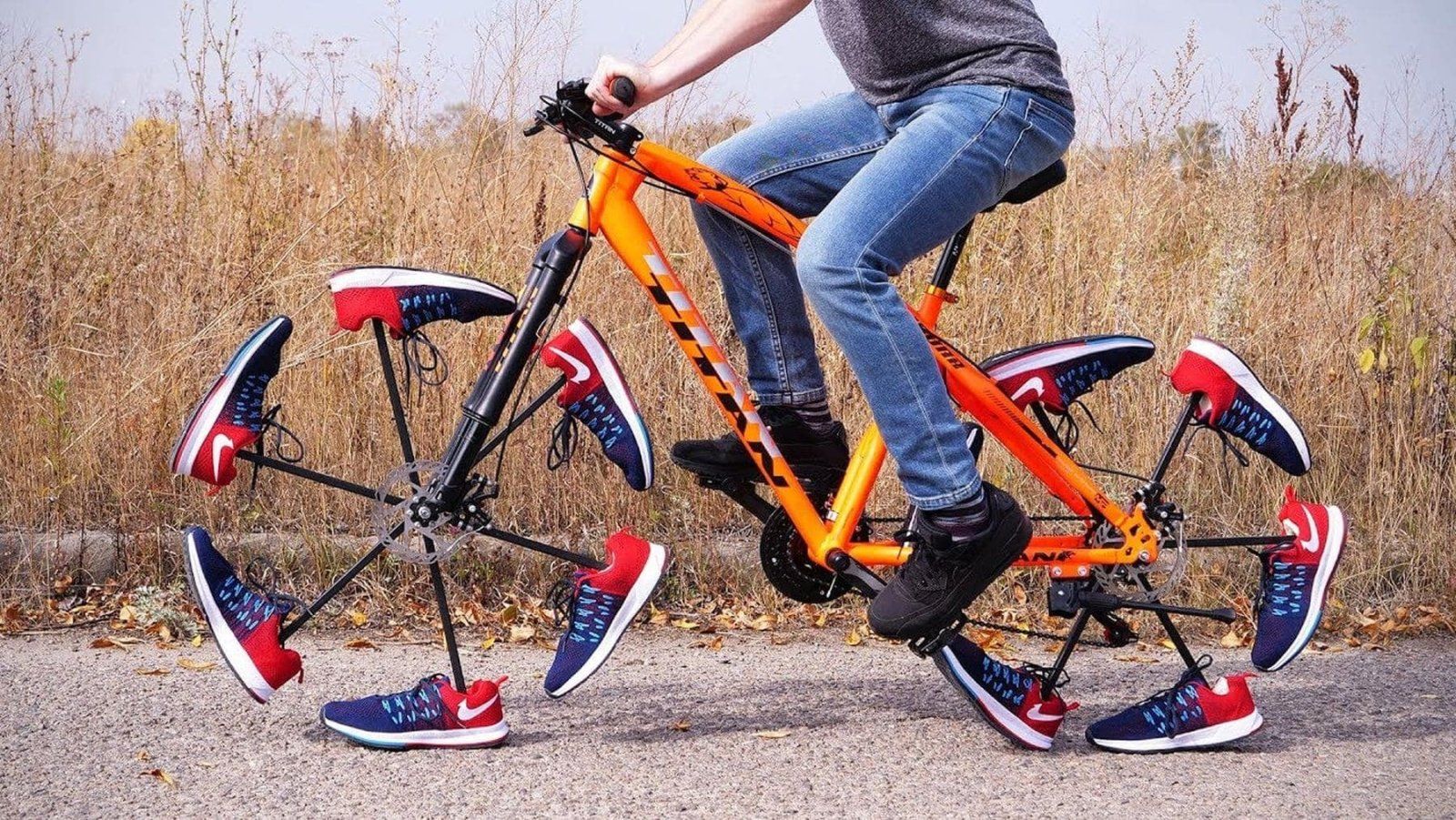 ein-fahrrad-mit-schuhen-statt-reifen.jpg