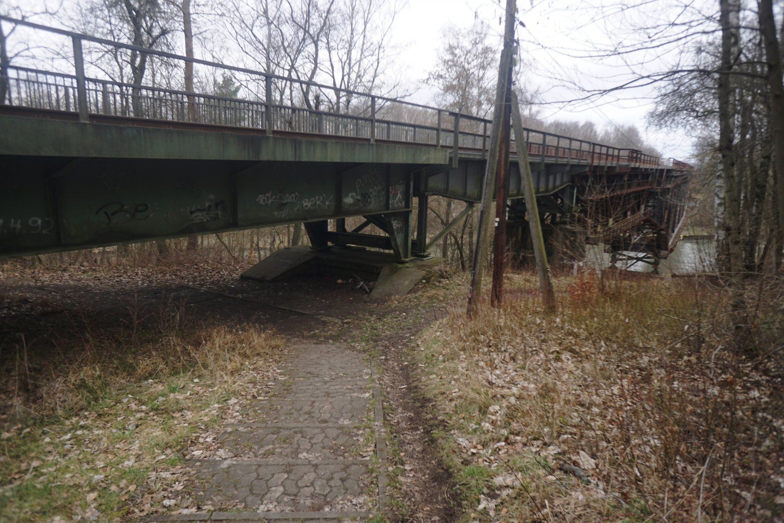 Eisenbahnbrücke über den Kanal.JPG