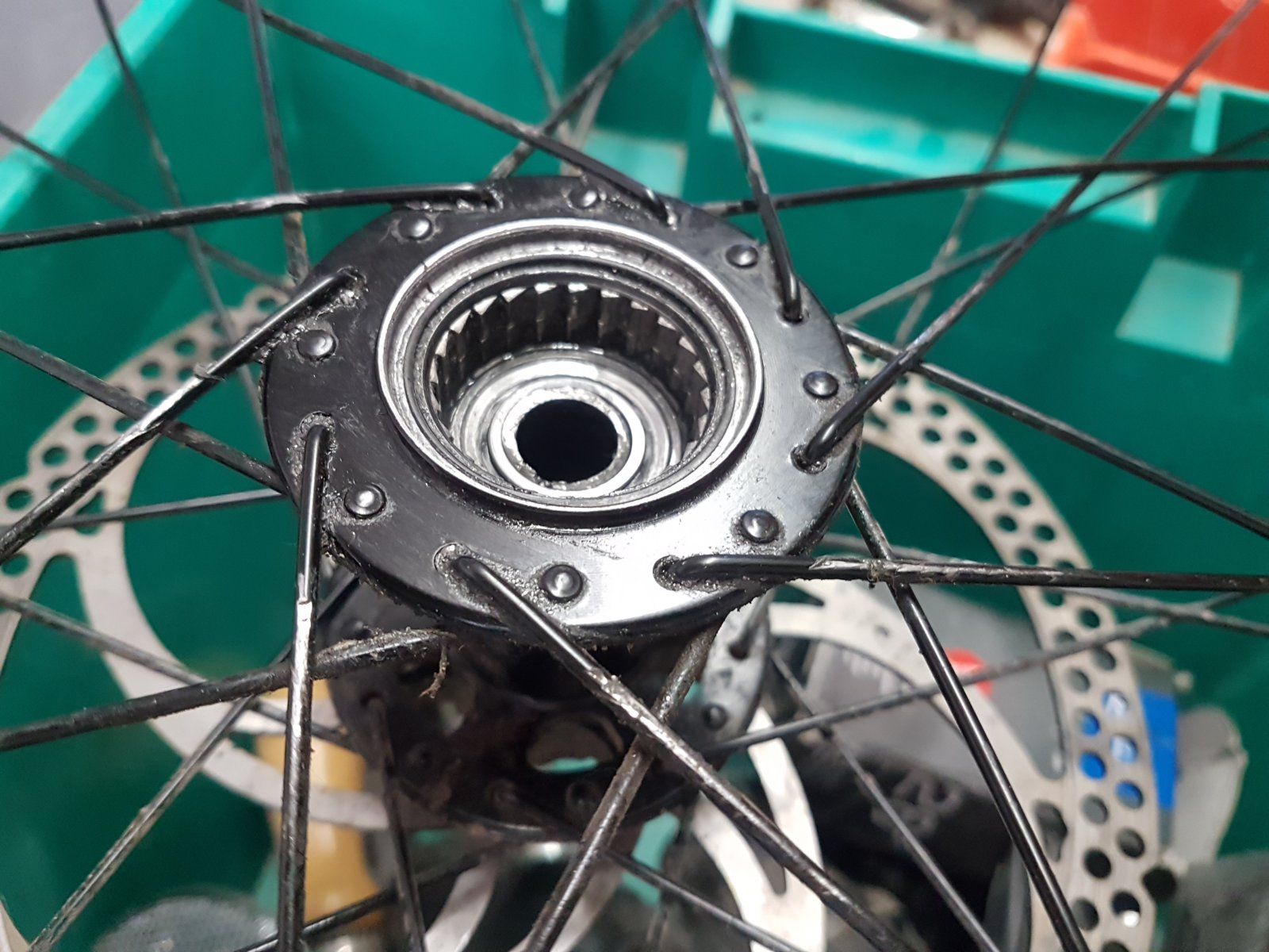 froggy-axelrims-fr-32-vertikal-hub-with-broken-15mmaxel-inside.jpg