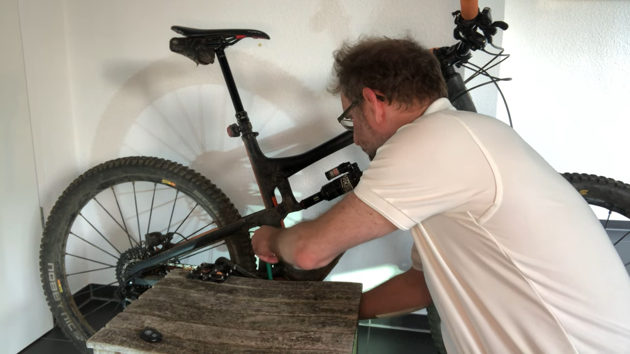 Kurbel abnehmen Fahrrad Kurbel lösen Kurbel abziehen ohne Kraft ! _Hockertrick_ ;-) - YouTube...jpeg
