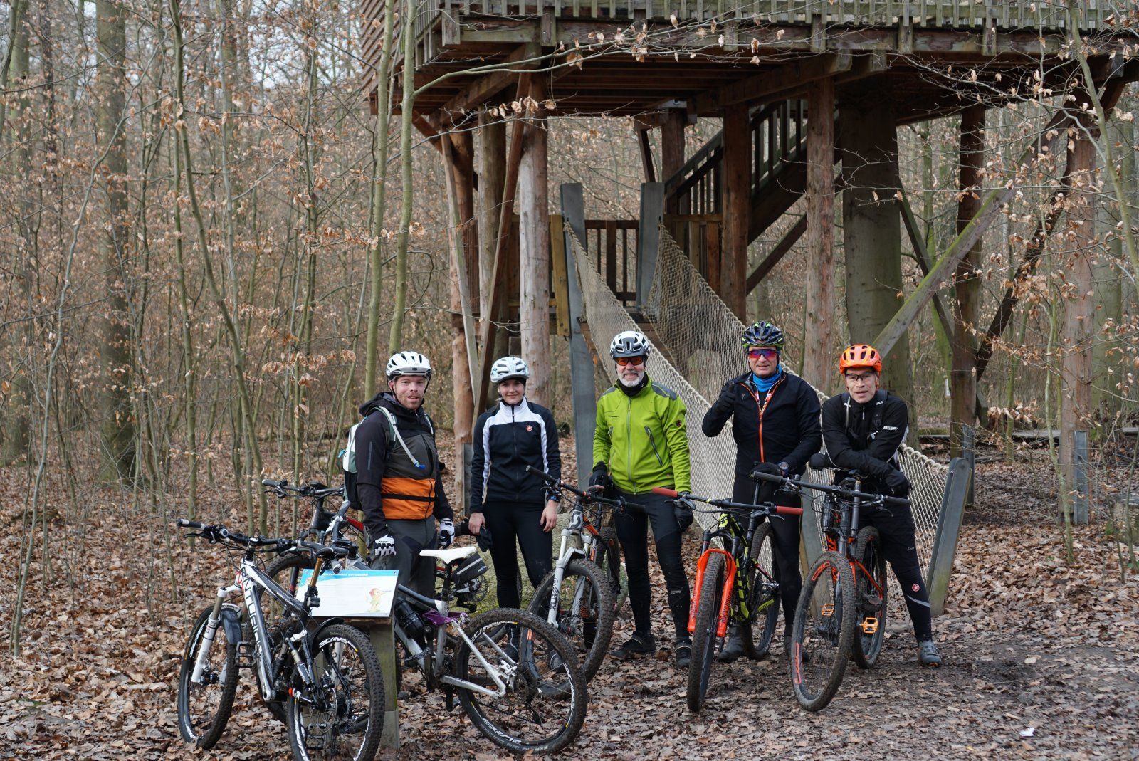 muntere Truppe an der Baumplattform.JPG