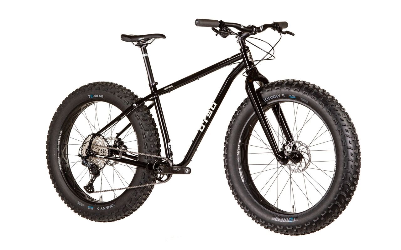 Otso-Cycles_Arctodus_Black-and-Silver_3Q_Johnny5tire-Large.jpeg