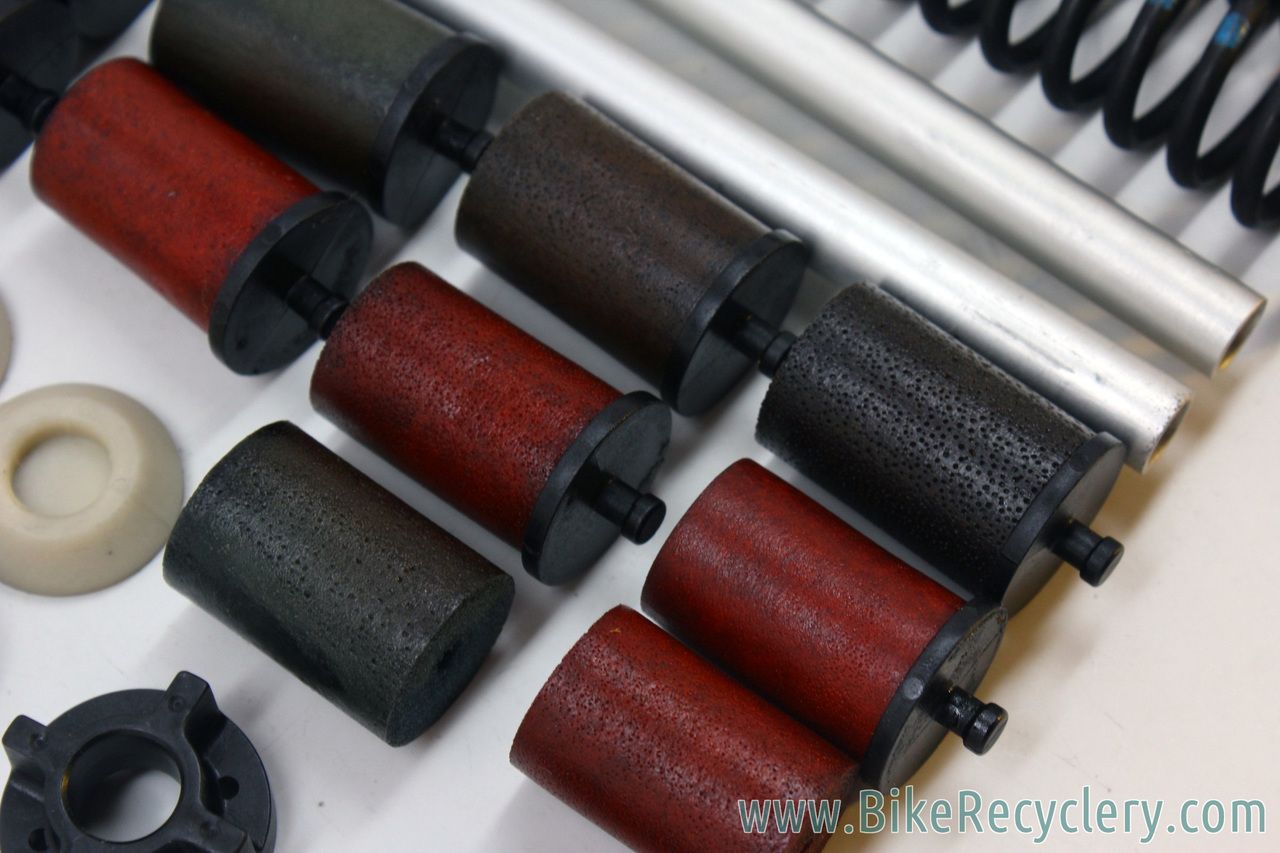 RockShox MCU in Theorie - Blaue, rote, schwarze MCU Federn.JPG