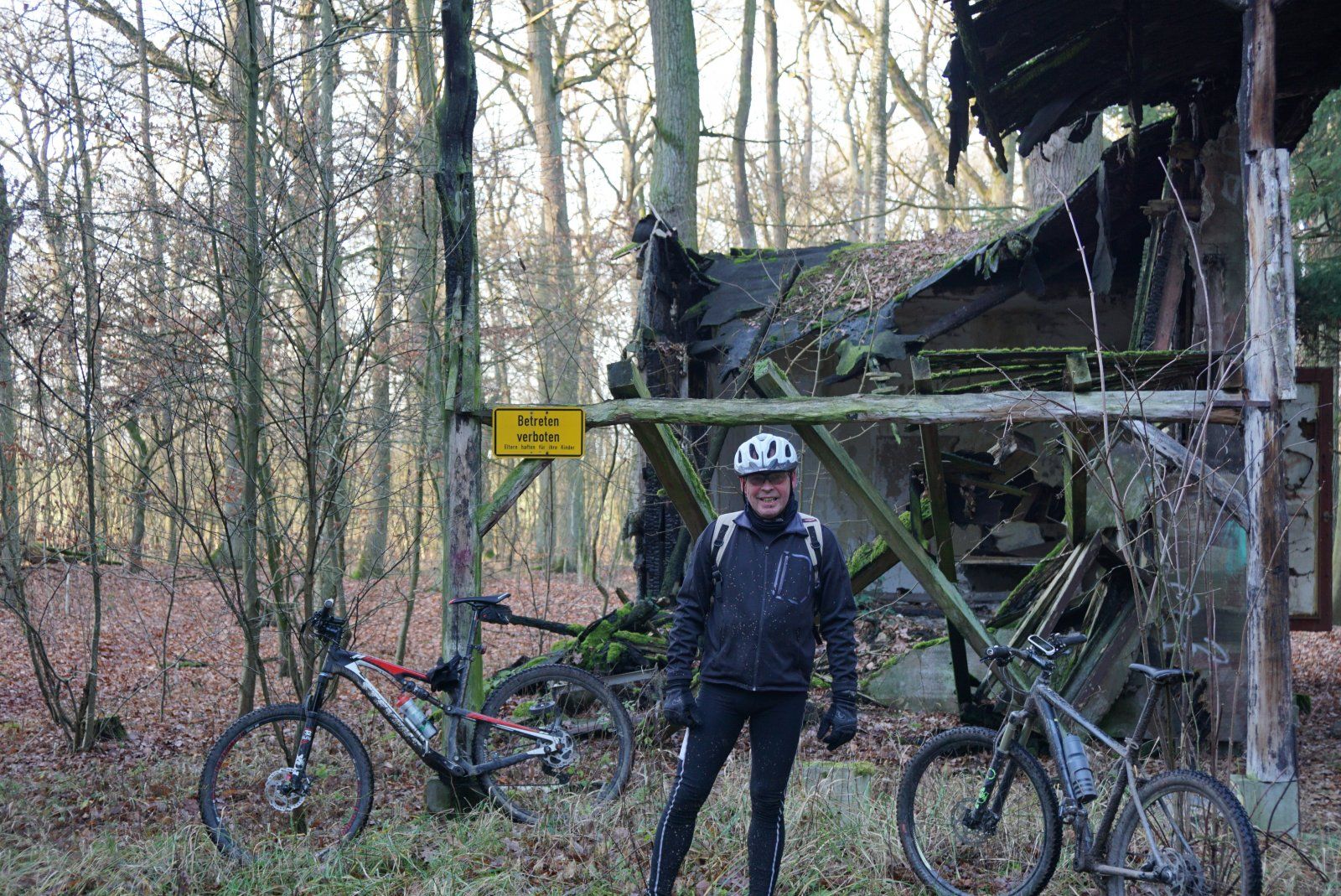 Torsten an der Ruine.JPG