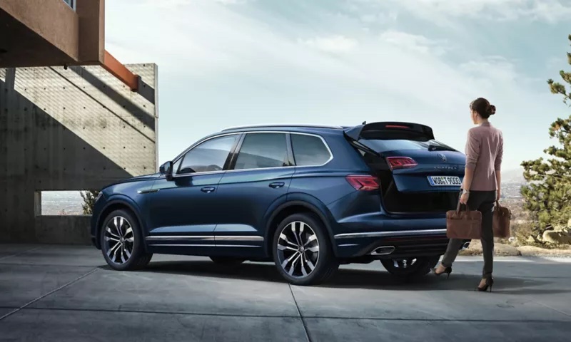 Touareg-Easy-Open-function-woman-opening-luggage-compartment-with-foot-movement_16-9.jpg