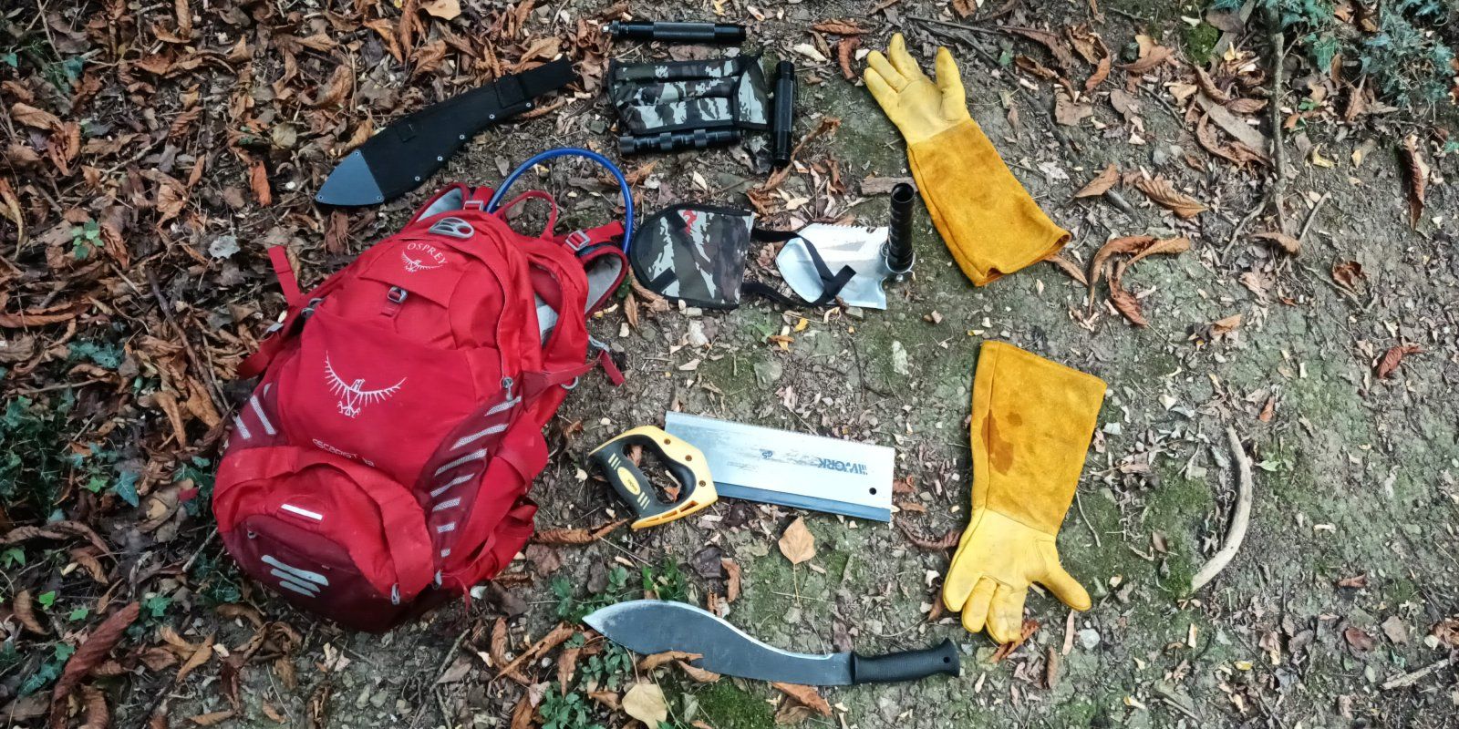 Trail Tools (saw, nachete, folding spade, thorn gloves yellowsand).jpg