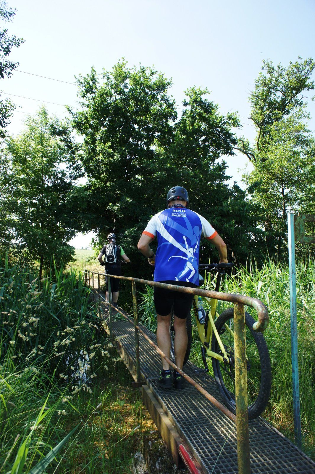 über den Schunterarm auf einer wackligen Brücke.JPG