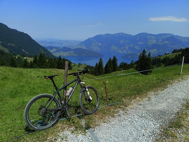 Vierwaldstaettersee mit Bike.jpg