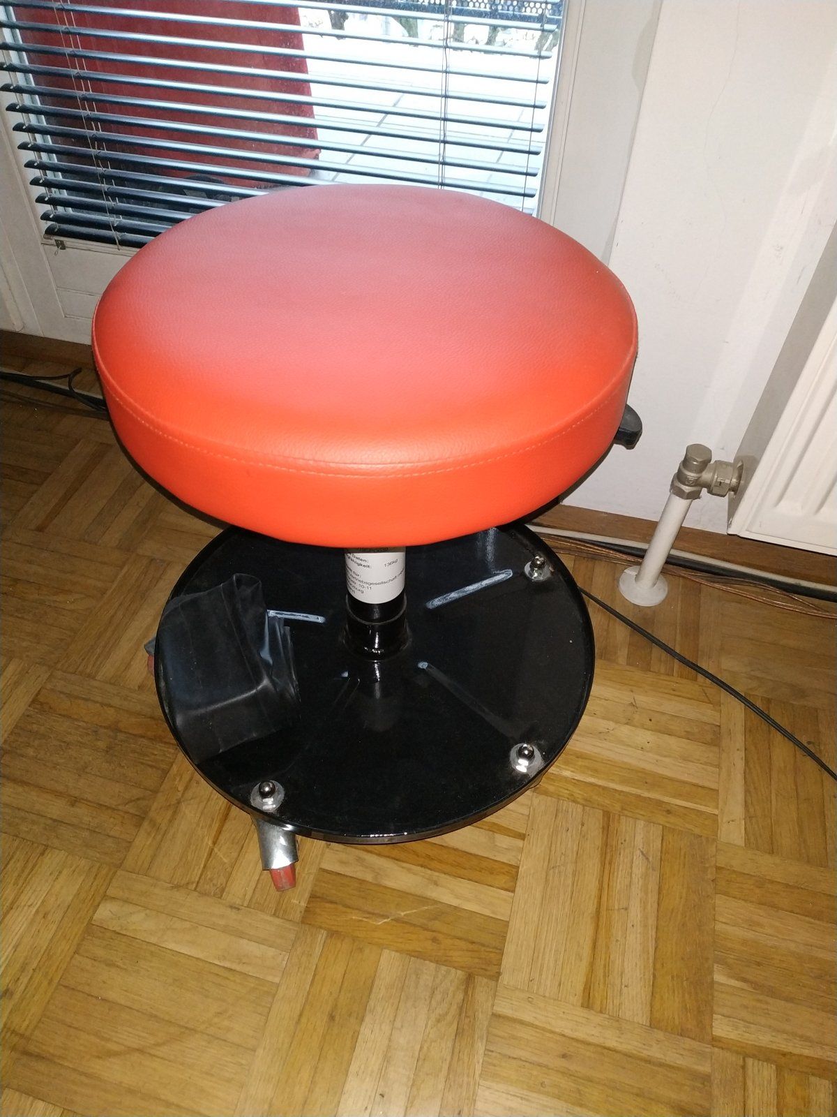 Werkstatthocker rot (1).jpg