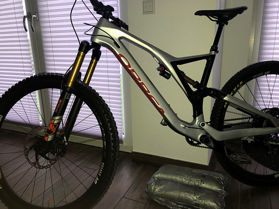 2363295-9y8j50t0mcru-silber-medium.jpg