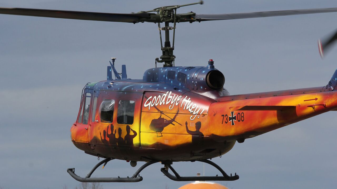 Bell-UH-1D-der-Heeresflieger-mit-Goodbye-Huey-Sonderanstrich--react169Big-2518e06a-1677703.jpg