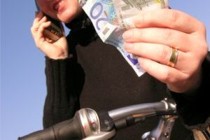 Ab 01.04.04 zahlen radelnde Telefonierer mehr: 25 Euro Bußgeld