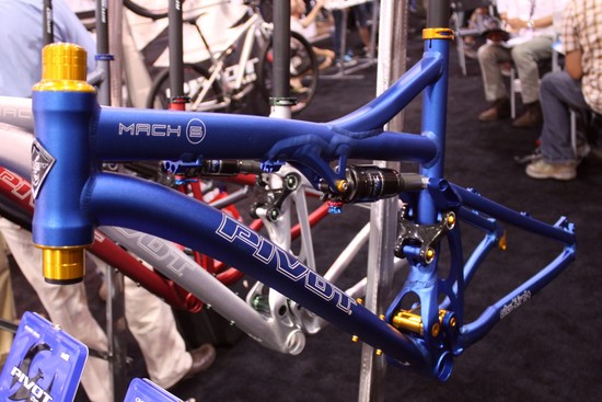 Interbike 2009: Farben satt: Lunch Box von Pivot Cycles bietet buntes Tuningkit