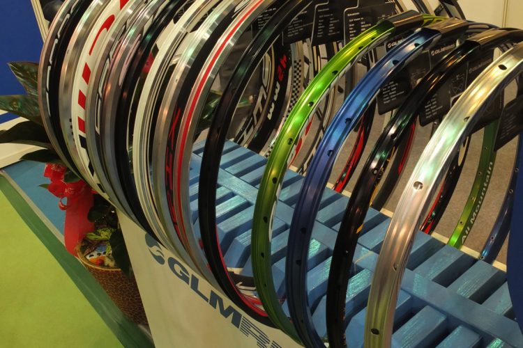 Taipei Cycle Show [6]: GLM Rims, Kenda RSR Reifen und Velo Sättel