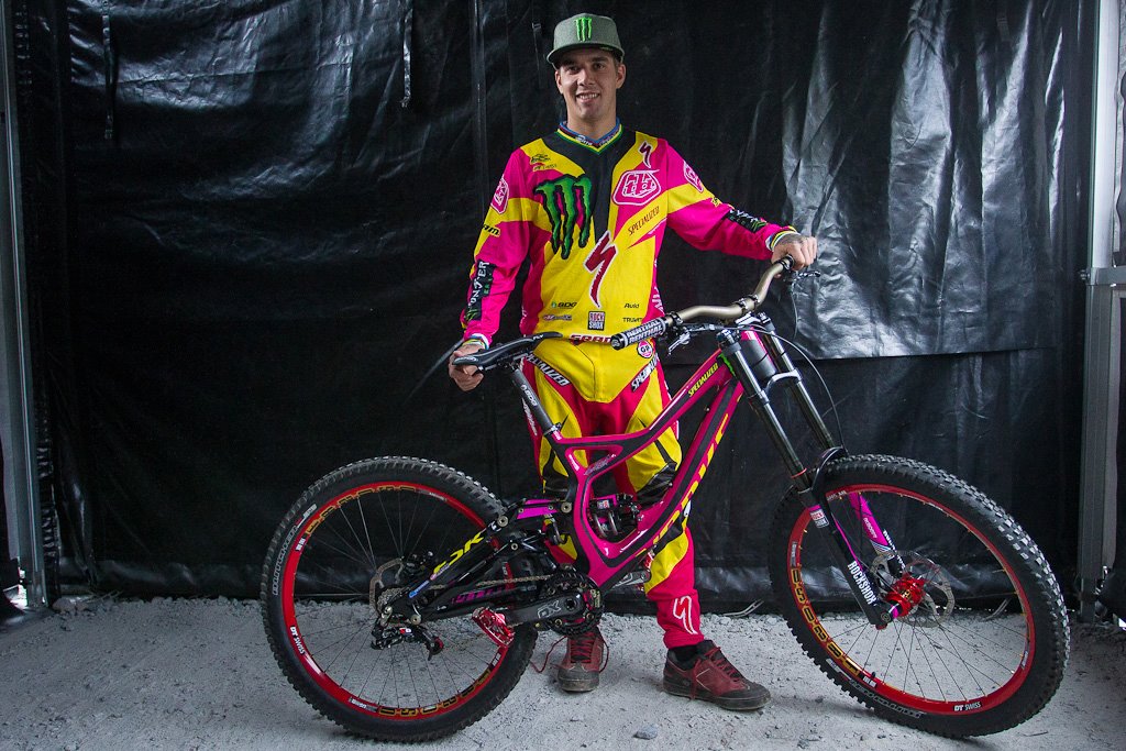 Auktion: Sam Hills Specialized Demo Carbon in Pink sowie original Troy Lee Outfit-Set zu ersteigern