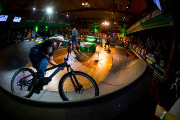 Pumptrack in der Disco: Joost Wichman feiert WM-Titel standesgemäß mit Race-Party [Video & Fotos]