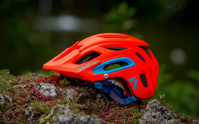 7 iDP M2 im Test: Enduro-Helm mit knalliger Optik