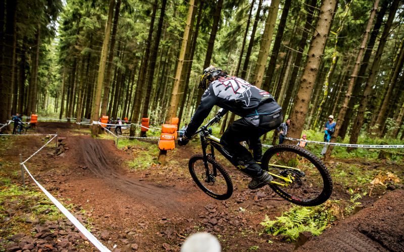 Deutsche Downhill-Meisterschaft: Raw-Video – Bikefliegen in Ilmenau