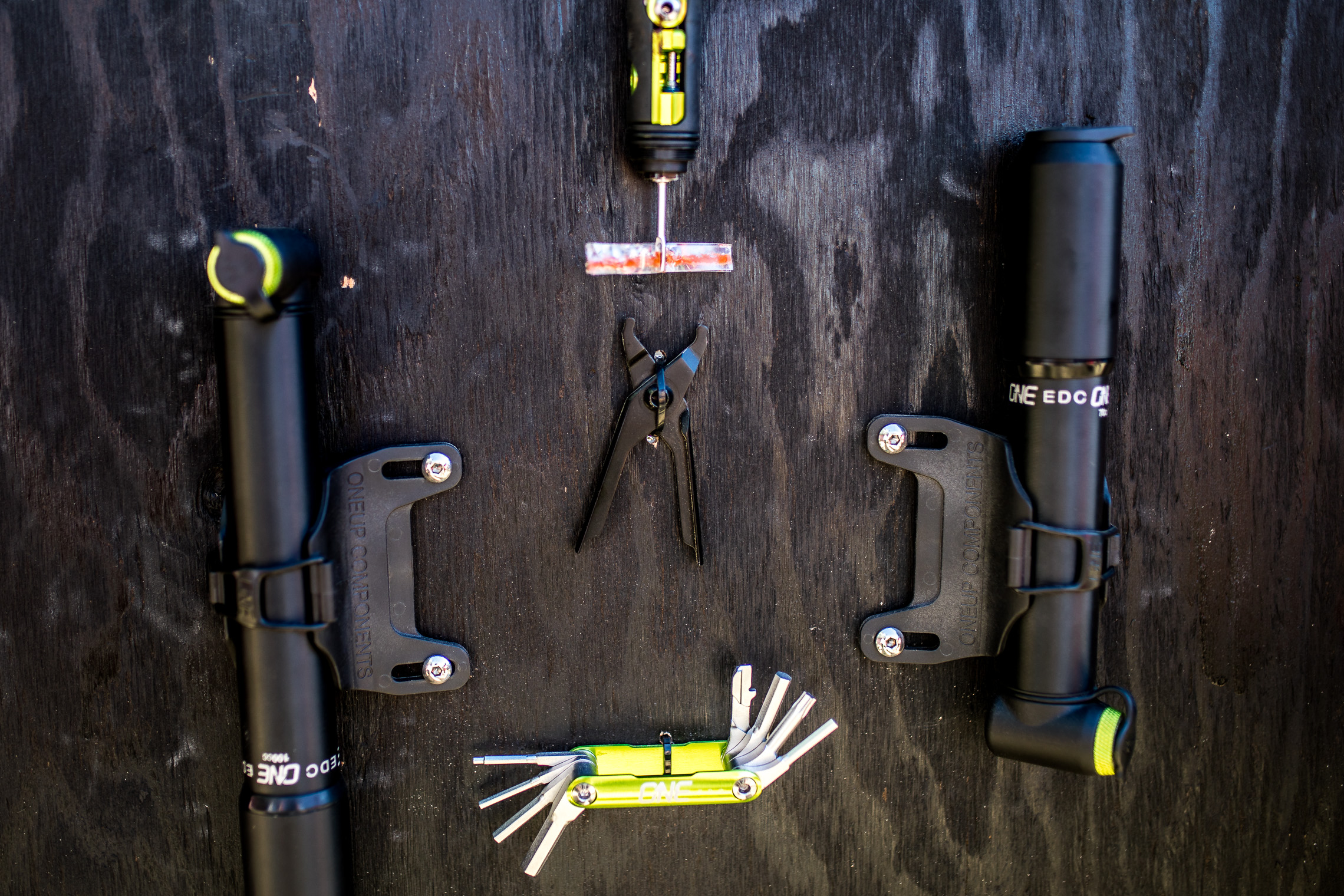 Sea Otter 2018: OneUp – EDC Tubeless Repair Kit, 170 mm-Variostütze und viele Farben