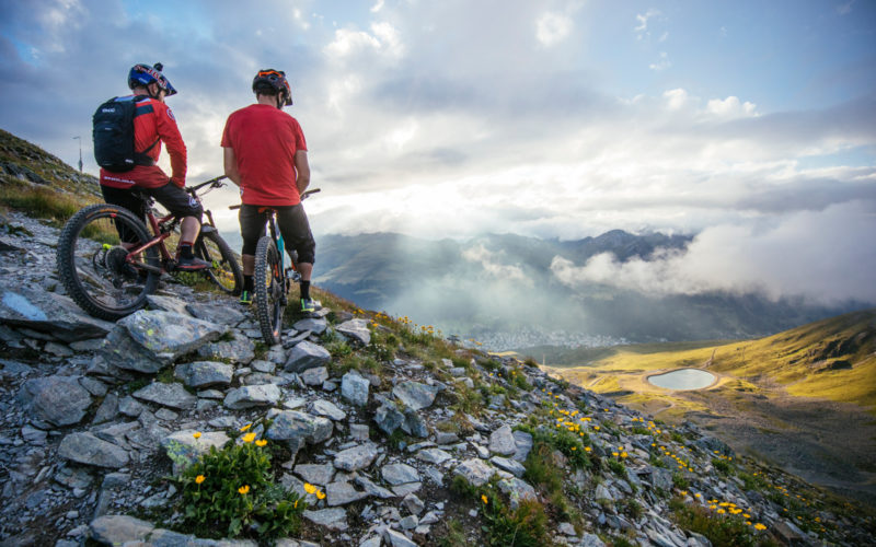 #homeoftrails: Gewinne 5 Tage Trailspaß in Graubünden mit Claudio Caluori & Danny MacAskill!