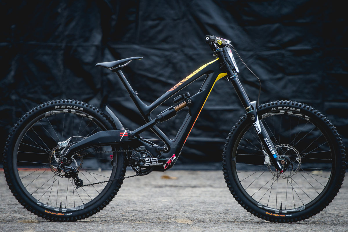Polygon XquarOne DH: Carbon-Downhiller mit R3ACT-Hinterbau