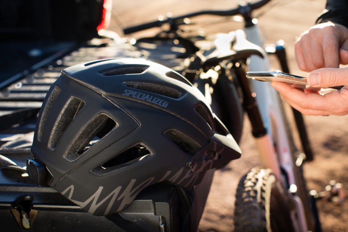 Neue Specialized Helme mit ANGi-Sensor und MIPS: Anruf bei Sturz