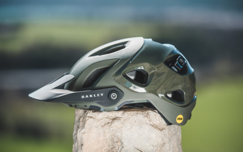 Oakley DRT5 im Test: Das Schweizer Taschenmesser unter den Helmen