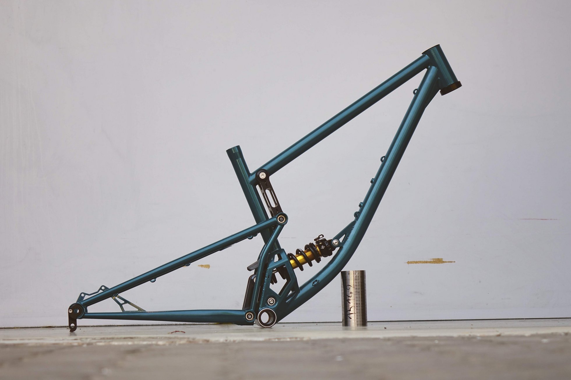 Neues Zoceli Naosm: Tschechisches Stahl-Enduro mit virtuellem Drehpunkt