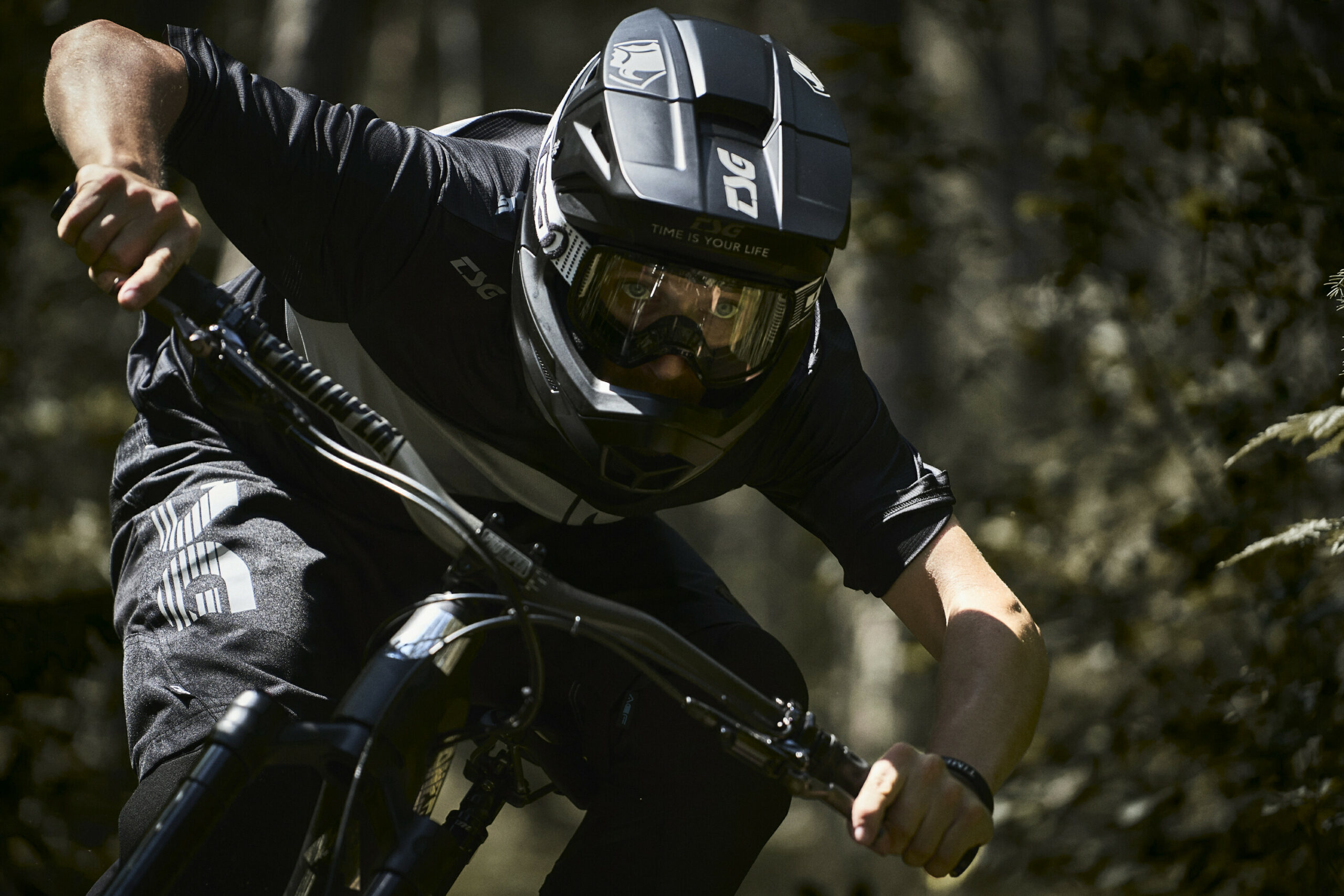 TSG-Kollektion 2021/2022: Frauen-Kollektion, neue Helme und Protektoren der Schweizer!