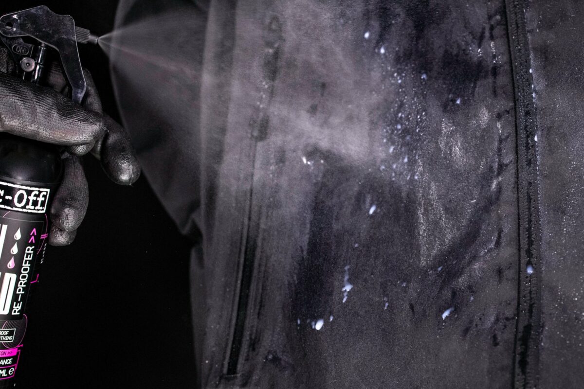 Muc-Off Rain Shield Re-Proofer-Spray: Frisch imprägniert in die feuchte Jahreszeit!