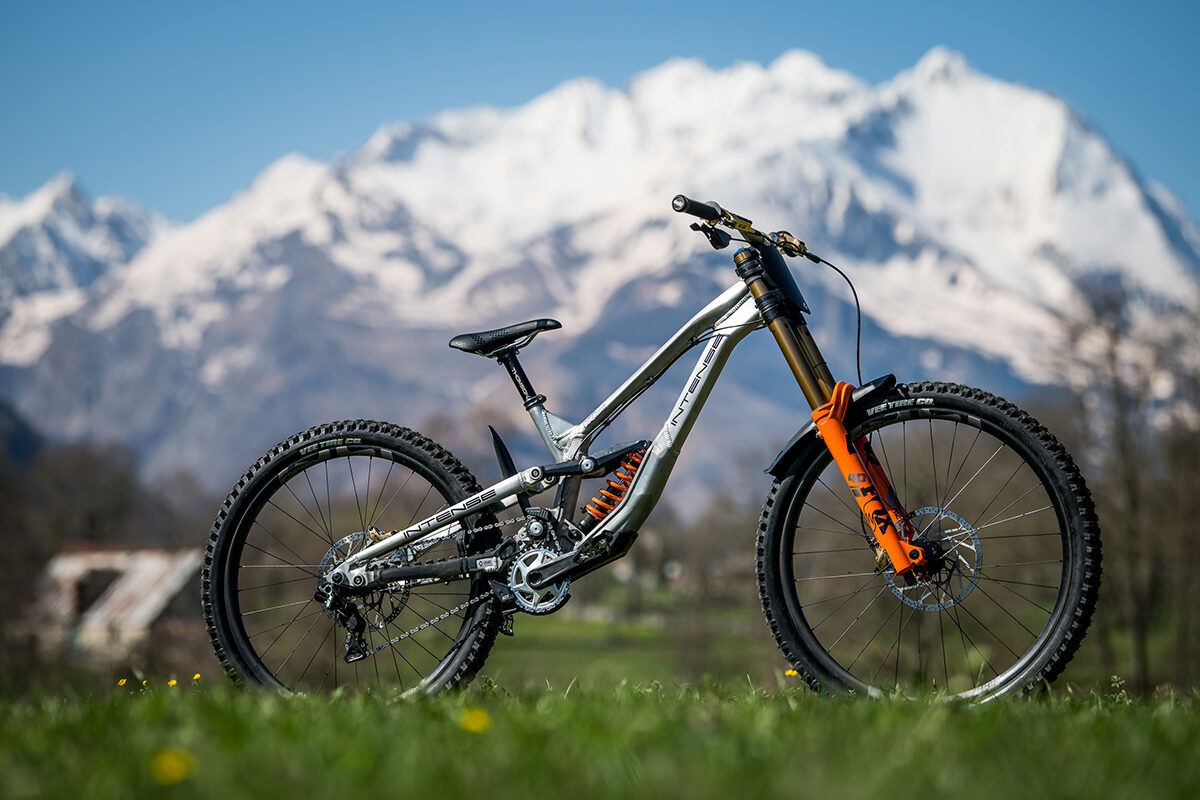Intense M279 HP1 Downhill-Bike: Neuer High Pivot-Bolide für Aaron Gwin & Co.