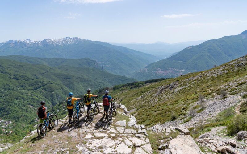 Cross-Border Biking in Nordmazedonien & Albanien: Wo sich Balkanluchs und Biker gute Nacht sagen