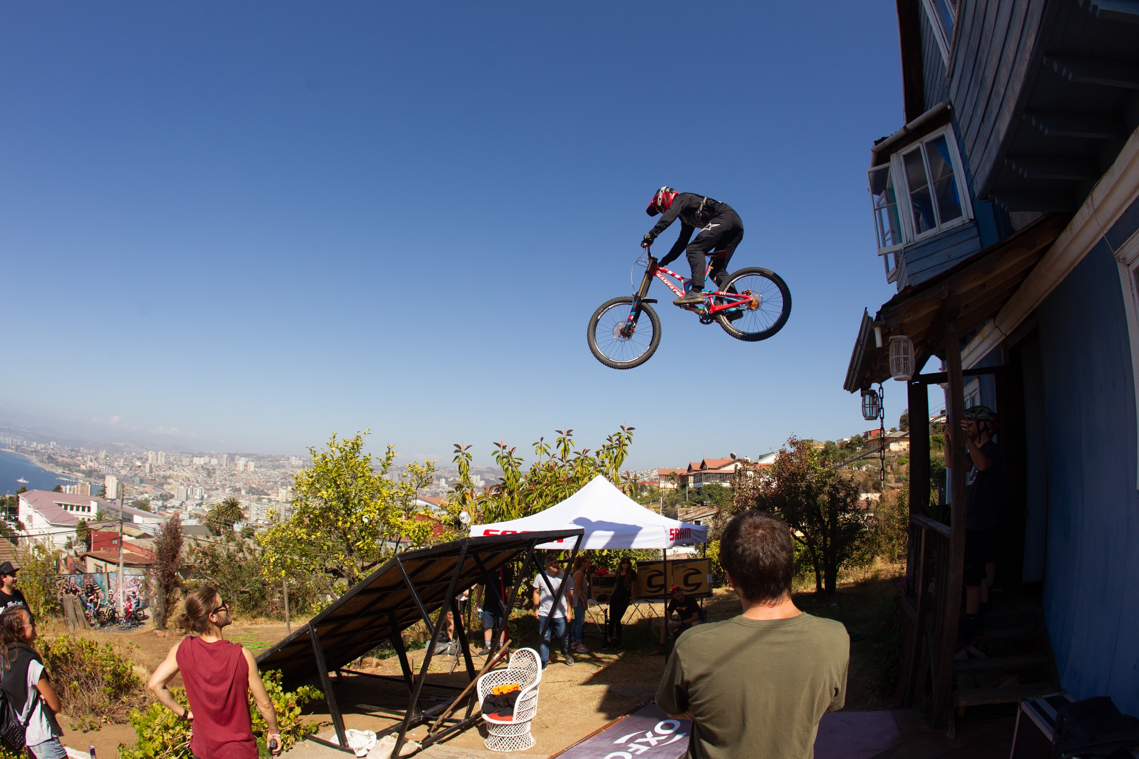 Red Bull Valparaíso Cerro Abajo 2023: Ergebnisse und Replay des Urban-DH-Spektakels
