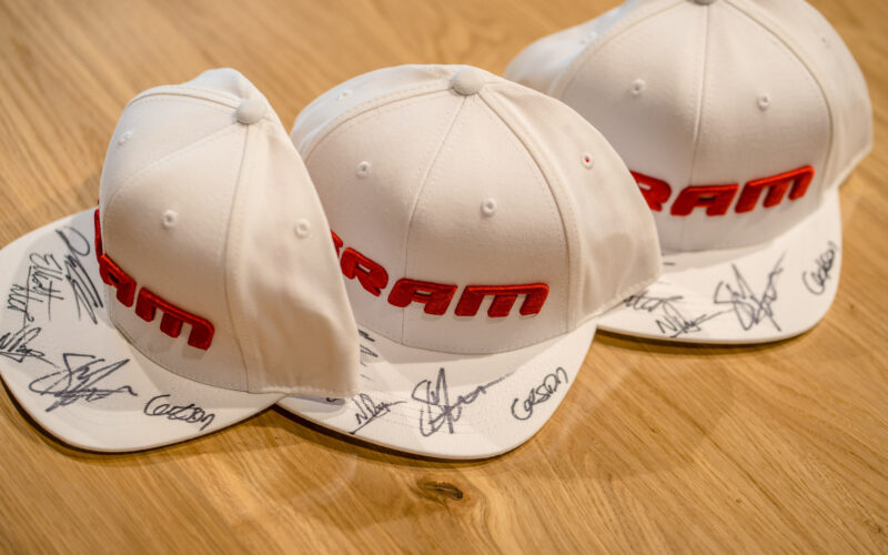 Gewinnspiel – SRAM Podium Hats: Wir verlosen 5 exklusive SRAM-Caps mit Sam Hill-Autogramm