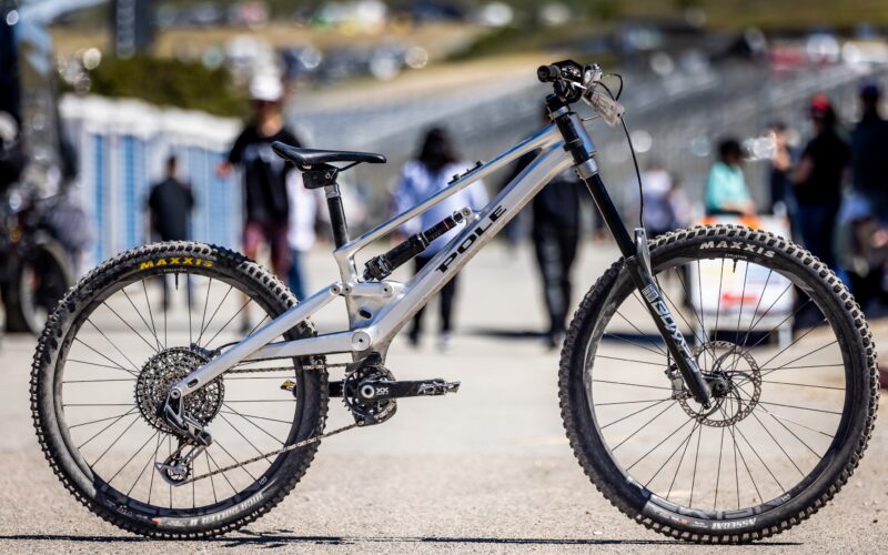 Sea Otter Classic 2023: Pole Downhill-Bike & News von Leatt und RaceFace