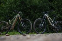 Canyon E-Bike vs. Downhill-Bike im Test: Bikepark – besser mit E oder ohne Motor?