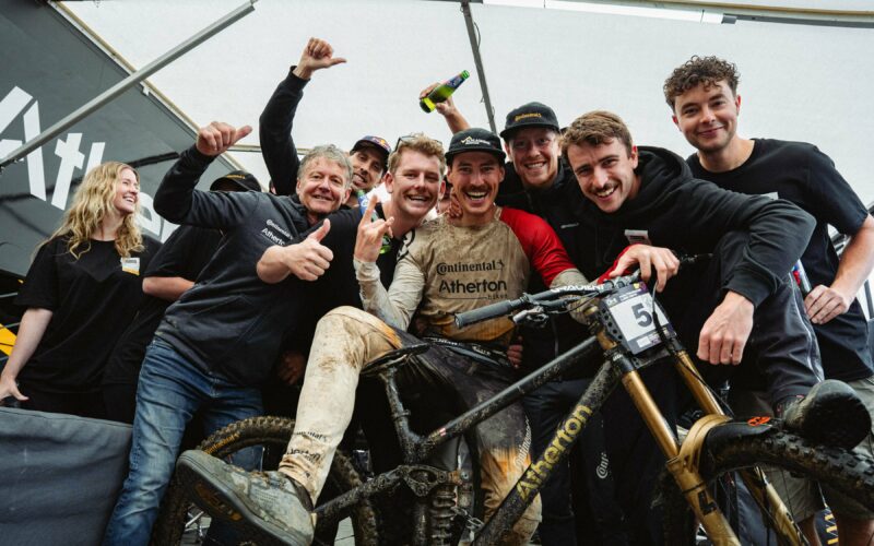 Downhill World Cup 2024 – Les Gets: Platz 2 im Regenchaos – Rennbericht von Andi Kolb