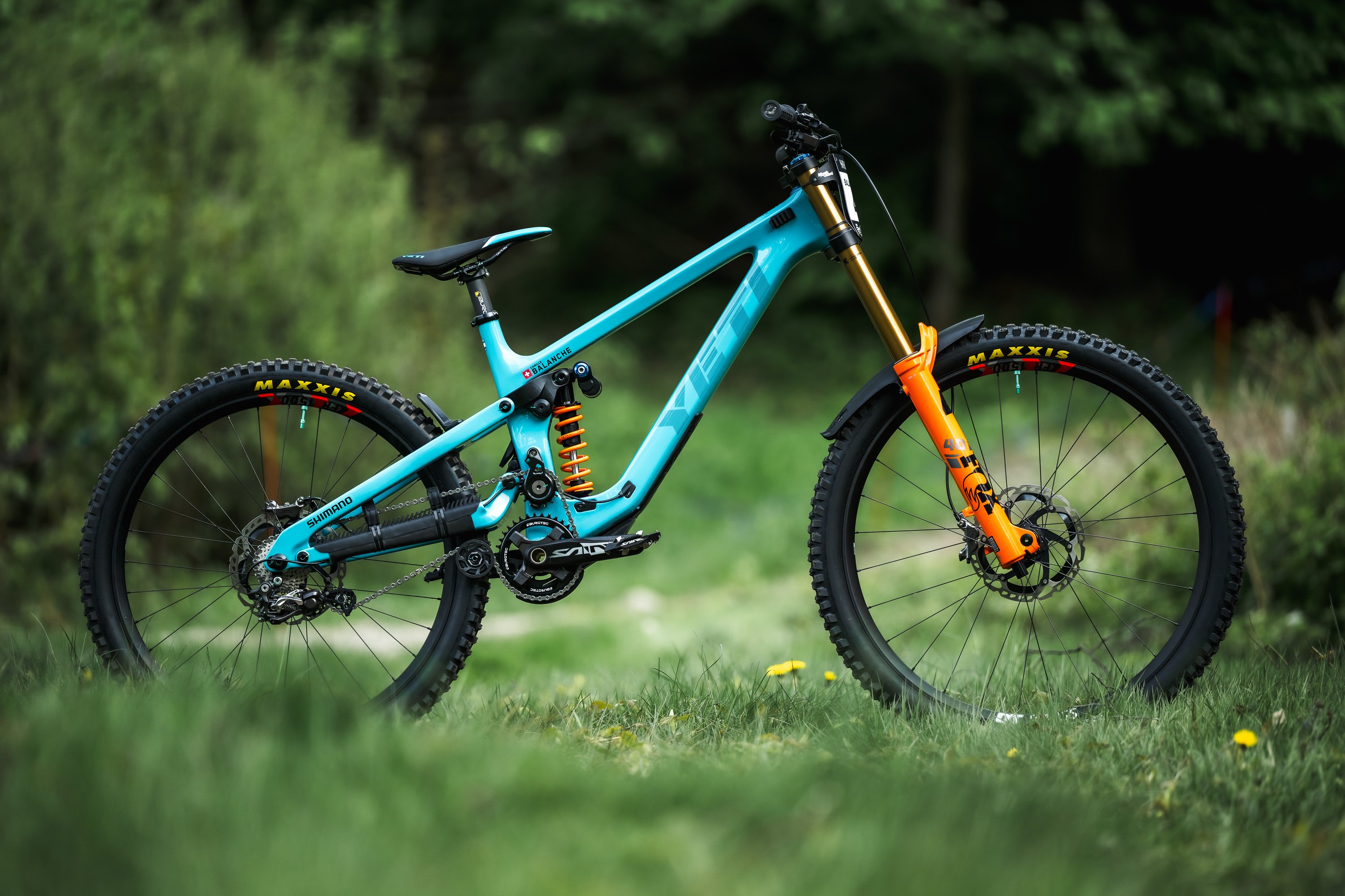 Downhill World Cup 2025 – Bielsko Biala: 8 weitere DH-Bikes aus der Boxengasse – Powered by Fox