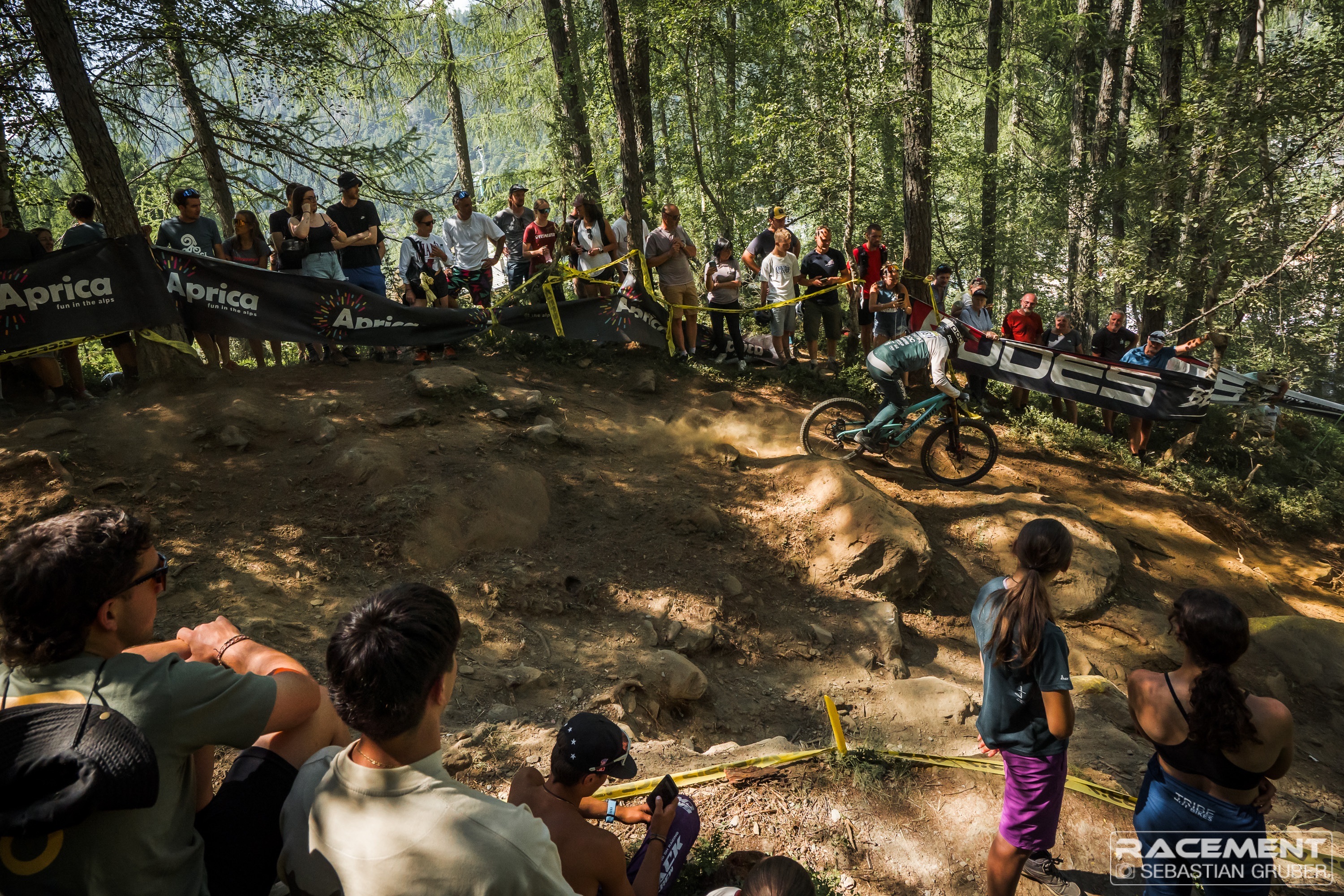 iXS EDC #4 2025 – Aprica: Premiere im Pulverstaub