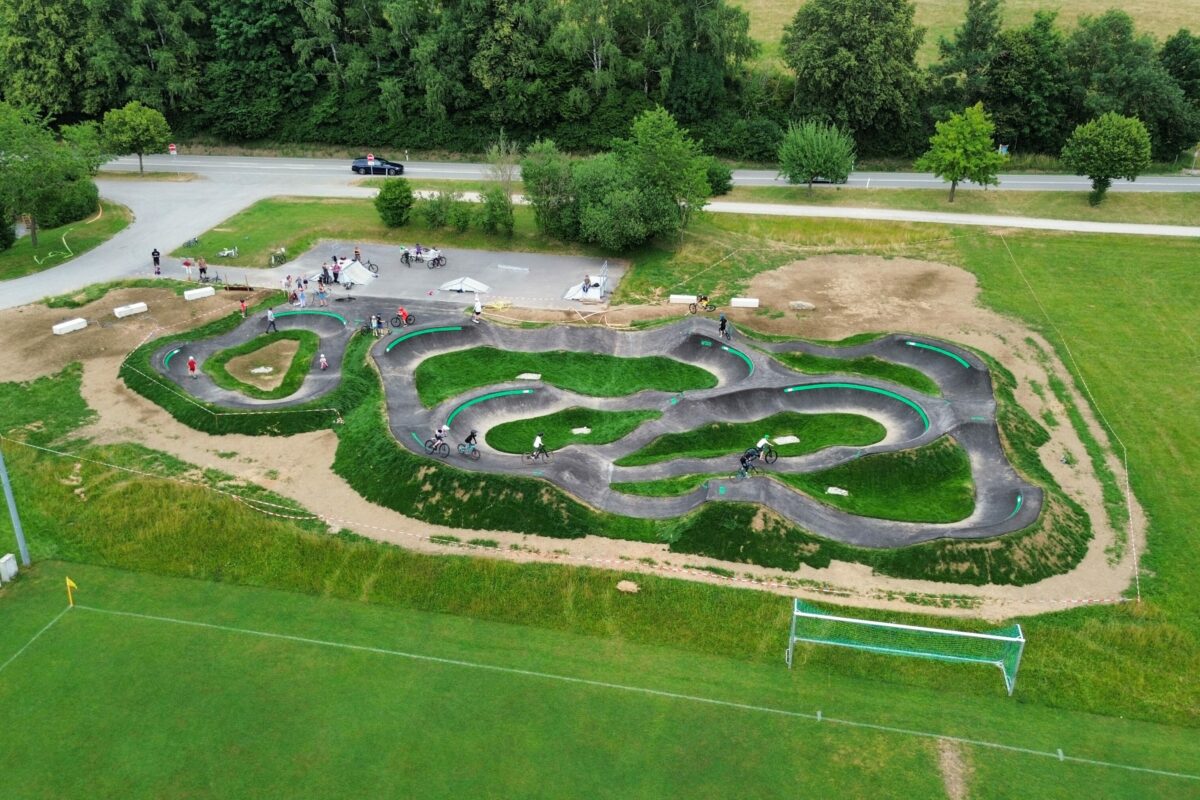Pumptrack-Doppelpack im Oberland: Zwei neue Asphalt-Spielplätze öffnen ihre Tore