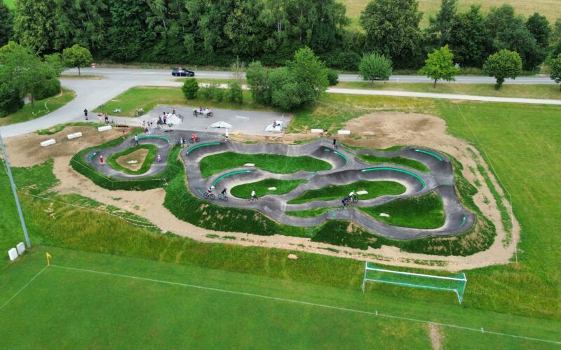Pumptrack-Doppelpack im Oberland: Zwei neue Asphalt-Spielplätze öffnen ihre Tore