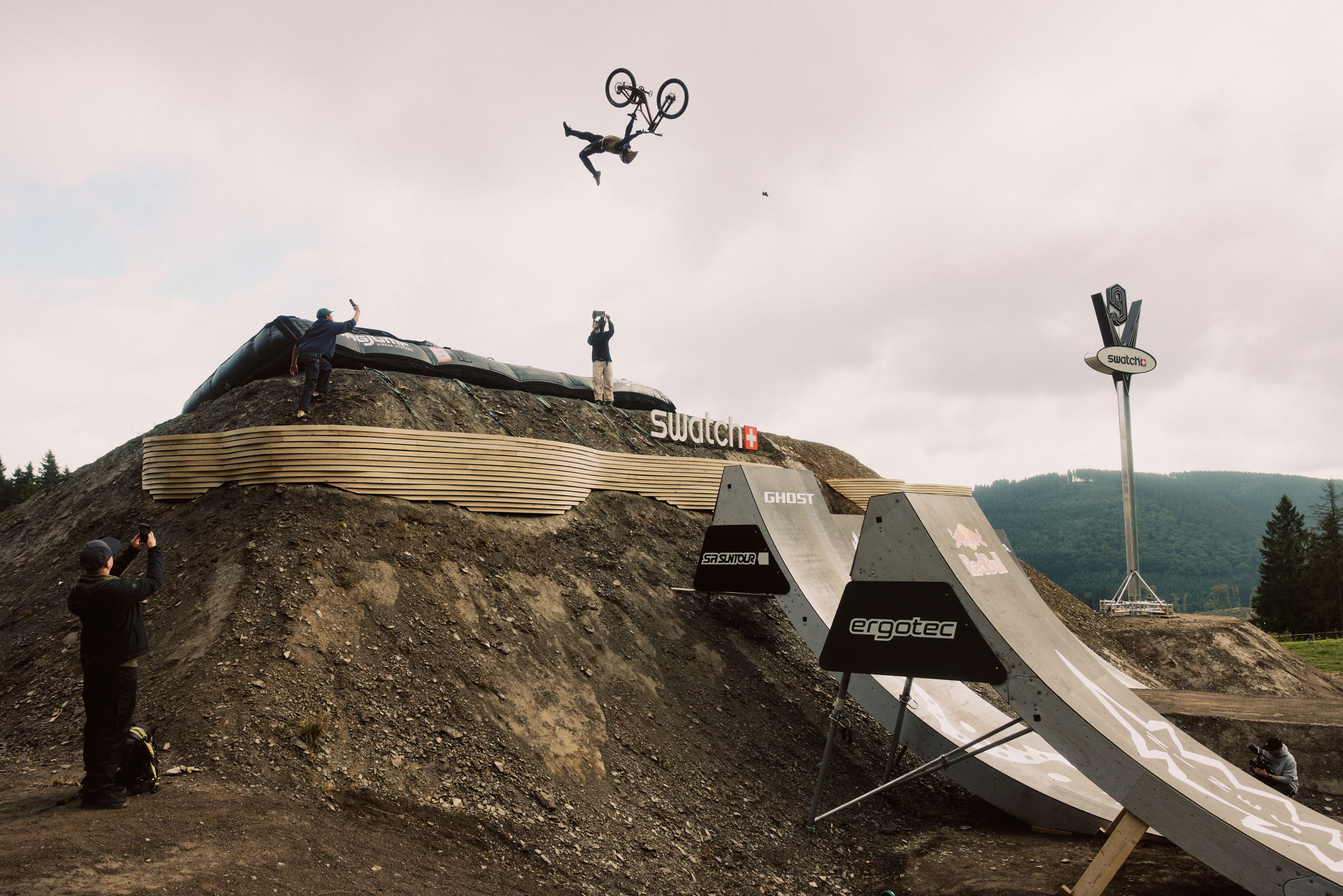 Swatch-Nines-MTB-2025-Erik-Fedko-springt-Double-Backflip-Nohander-to-Barspin